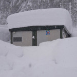 La neve accumulatasi su un modulo abitativo ad Arquata del Tronto