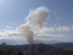 Il fumo dopo lo scontro tra i due tornado dell’Aeronautica Militare Italiana nell'ascolano