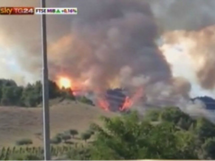 Fiamme ad Ascoli Piceno dopo la caduta di due Tornado