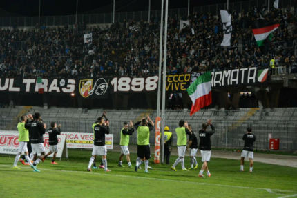 giocatori Ascoli sotto la curva