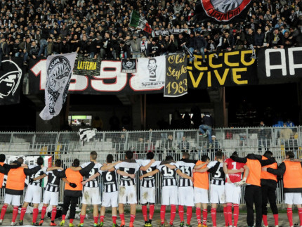 La curva dell'Ascoli Picchio allo stadio Del Duca