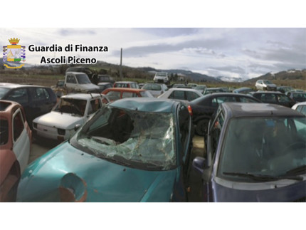 GdF di Ascoli sequestra discarica abusiva di auto e materiali abbandonati