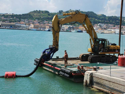 lavori per il dragaggio del porto a San Benedetto del Tronto