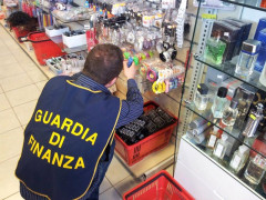 Controlli della Guardia di Finanza finalizzati al sequestro di luminarie natalizie non conformi alla legge