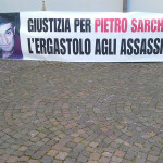 Cartelli e striscioni davanti al tribunale di Macerata prima dell'udienza sull'omicidio del commerciante Pietro Sarchiè