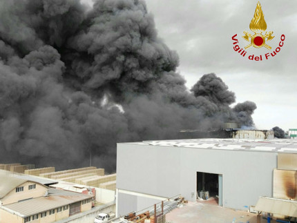 L'incendio che martedì 29 marzo ha interessato la Italpannelli di Ancarano in provincia di Teramo