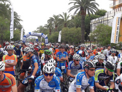 Ciclisti al via della Gran fondo di San Benedetto del Tronto