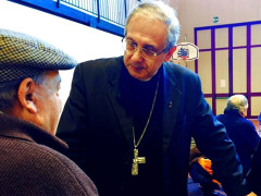 Il vescovo Carlo Bresciani consola gli sfollati dopo il terremoto del centro Italia di ottobre 2016