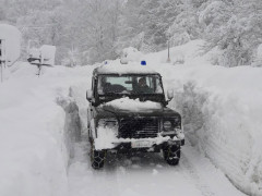 Il mezzo della stazione Carabinieri Forestali di Montemonaco impegnato per il soccorso alle persone bloccate dalla neve