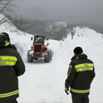 L'intervento dei Vigili del Fuoco nell'ascolano per raggiungere la frazione di Colle rimasta isolata dopo l'abbondante nevicata del gennaio 2017
