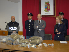 La conferenza stampa della Questura di Ascoli Piceno sugli arresti per spaccio di droga da Milano alla riviera