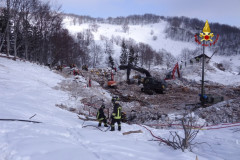 Le operazioni di scavo e soccorso nell'area dell'hotel Rigopiano a Farindola di Pescara