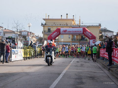 la partenza dell'edizione 2016 della maratonina di Centobuchi nello scatto di Paride Travaglini