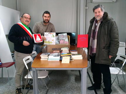 Donazione di libri ad Arquata del Tronto. da sinistra: il sindaco Aleandro Petrucci, il fotografo Giovanni Marrozzini e il vice preside dell’Istituto scolastico comprensivo, Mauro Sabatini