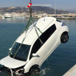 Le operazioni di recupero dell'auto finita nelle acque del porto di San Benedetto del Tronto