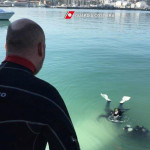Le operazioni di recupero dell'auto finita nelle acque del porto di San Benedetto del Tronto