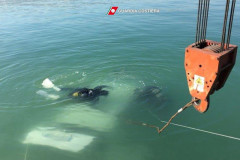 Le operazioni di recupero dell'auto finita nelle acque del porto di San Benedetto del Tronto