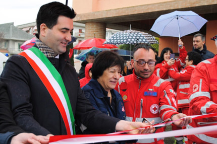 L'inaugurazione con taglio del nastro dell'ambulanza della Croce Rossa Italiana di Monteprandone