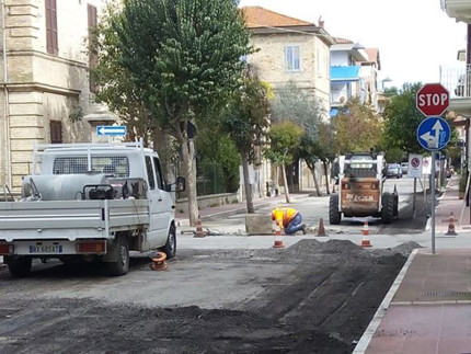 Lavori di asfaltatura per le vie del centro storico di Grottammare