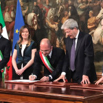 La firma per il contratto di rigenerazione urbana tra il Comune di Ascoli Piceno (con il sindaco Guido Castelli) e il governo (con il premier Paolo Gentiloni)
