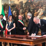 La firma per il contratto di rigenerazione urbana tra il Comune di Ascoli Piceno (con il sindaco Guido Castelli) e il governo (con il premier Paolo Gentiloni)