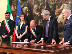 La firma per il contratto di rigenerazione urbana tra il Comune di Ascoli Piceno (con il sindaco Guido Castelli) e il governo (con il premier Paolo Gentiloni)