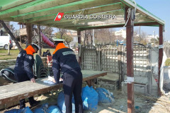 Il gazebo posto sotto sequestro dalla Guardia Costiera a San Benedetto del Tronto