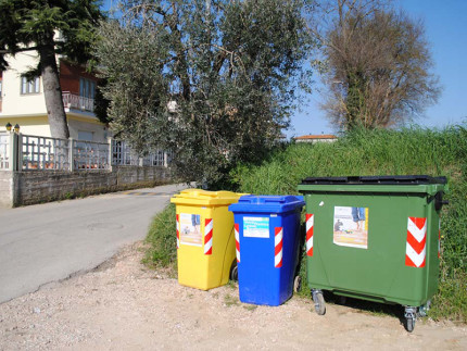 Uno dei 44 nuovi eco-punti a Monteprandone per la raccolta differenziata