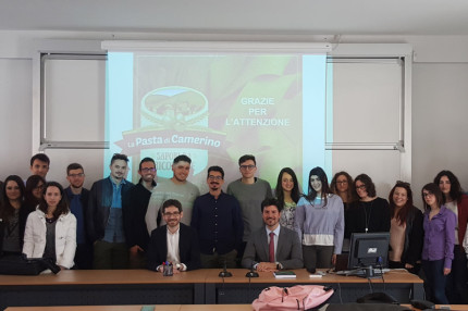 Federico Maccari, direttore di “La Pasta di Camerino”, con gli studenti dell'UnivPM a San Benedetto del Tronto