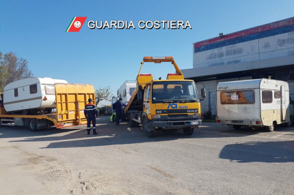 Il sequestro di quattro roulottes dal porto di San Benedetto del Tronto