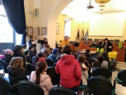 Bambini di Grottammare a lezione sullo smaltimento dei rifiuti