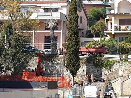Lavori a una scalinata di Grottammare