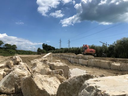 Lavori all'argine sud del torrente Tesino