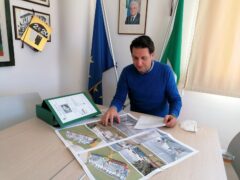 Il sindaco di Monteprandone Loggi con il progetto del nuovo asilo nido