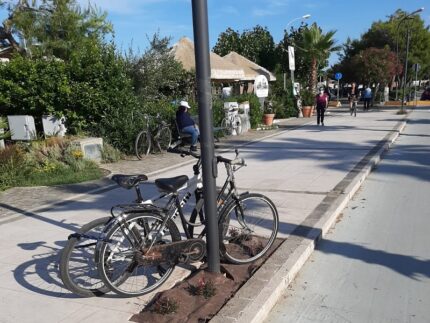 Biciclette posteggiate sul lungomare di Grottammare