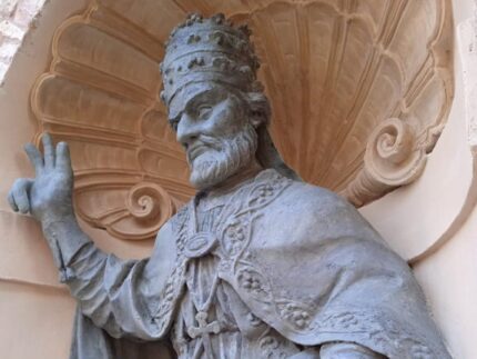 Statua di Sisto V a Grottammare