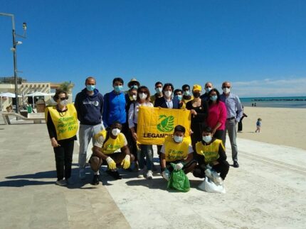 Pulizia della spiaggia di Grottammare