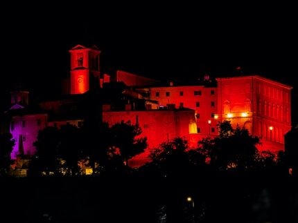 Centro storico di Monteprandone tinto di rosso