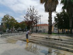 Pulizia di piazza dell'Unità a Centobuchi