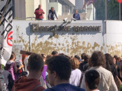 Il fango dell'alluvione 2022 sul palazzo della Regione Marche - Corteo #fridaysforfuture