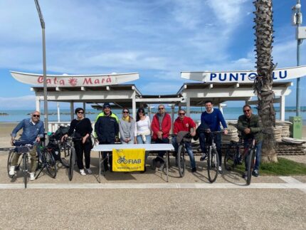 Passeggiata in bici sul lungomare di Cupra Marittima