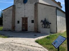 Pannello informativo davanti alla chiesa di S. Martino a Grottammare