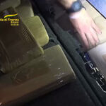 Operazione Doppio Gioco - Cocaina e hashish trasportate nel doppiofondo di un'auto