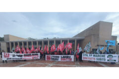 Manifestazione lavoratori sanità privata davanti alla Regione Marche