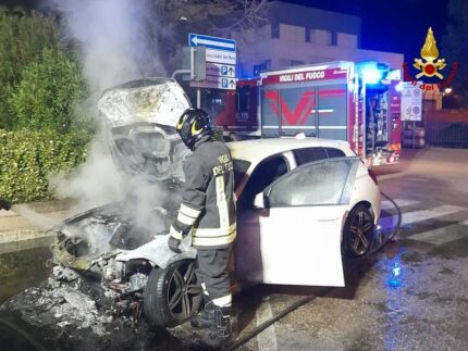 Incendio di un'automobile a San Benedetto
