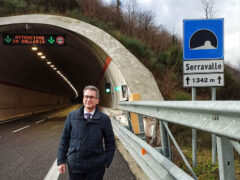 Francesco Baldelli all'imbocco della galleria di Serravalle sulla SS77