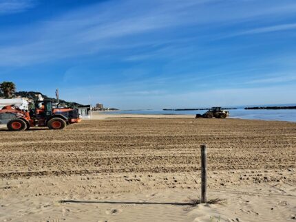 Lavori sulla spiaggia di Grottammare