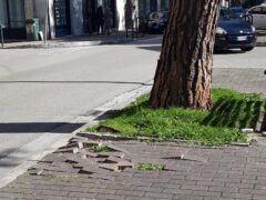 Mattonelle sollevate in via Napoli ad Ascoli