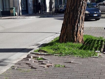Mattonelle sollevate in via Napoli ad Ascoli