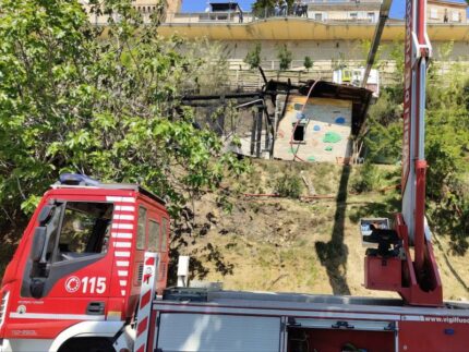 Incendio di un capanno agricolo a Montefiore dell'Aso